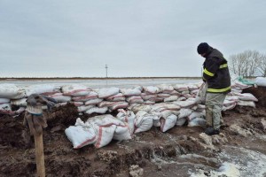 Токаев поручил Правительству разбронировать госрезерв для помощи жителям затопленных регионов