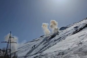 В Восточном Казахстане продолжают спуск лавин