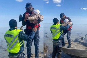 Девятимесячного малыша на лодке доставили в село в Атырауской области