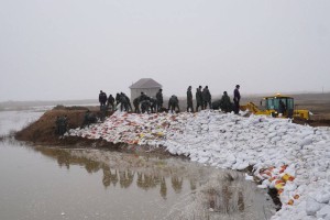 Эвакуация жителей, бурлящие реки, размытые дороги: в Казахстане продолжается борьба с паводками