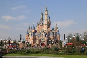 
                    Парк Disneyland вместе с посетителями закрыли на карантин в Шанхае
                