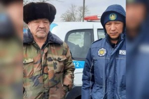 
                    Павлодарский участковый приютил из подтопленного дома семью сельчанина
                