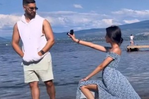 
                    Девушку, сделавшую любимому предложение руки и сердца, раскритиковали в сети
                