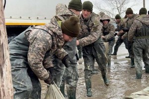 Паводки в Казахстане: шестой день оказывают помощь пострадавшим военнослужащие