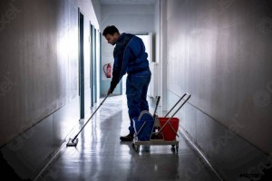
                    Мужчина во избежание стрессов уволился с высокооплачиваемой работы и стал уборщиком
                