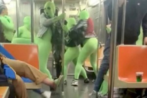Странное нападение группы «зеленых гоблинов» на девушек в метро попало на видео