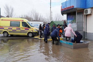 
                    Пострадавшим от паводков казахстанцам оказывается вся необходимая медпомощь
                