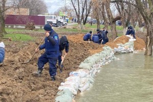 
                    Более тысячи комплектов спецодежды для борьбы с паводками бесплатно раздала швея — член АНК
                