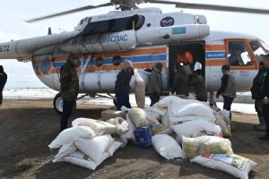 Продукты питания и медикаменты доставили на вертолете в села области Абай