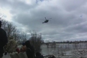 Летчики спасли 15 актюбинцев с крыши затопленного строения