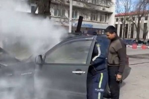 Патрульный полицейский потушил горящую машину и предотвратил ЧП в Алматы