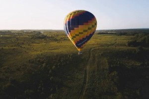 Два дня провел в небе мужчина на случайно отвязавшемся воздушном шаре