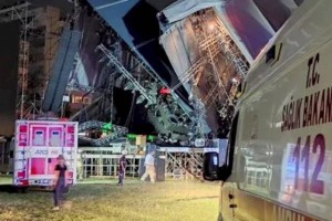 
                    В Турции на людей рухнула стена, установленная для концерта Таркана
                