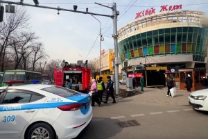 В Алматы горел торговый центр