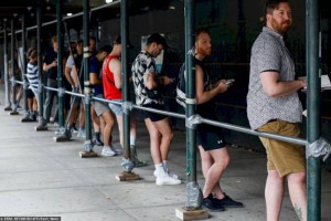
                    Представители ЛГБТ-сообщества США требуют обеспечить вакцинацию от оспы обезьян
                