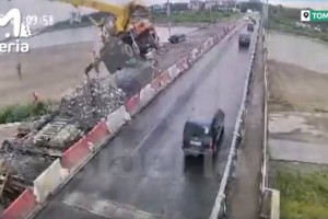 
                    Видео прыжка мужчины из падающего с моста автокрана шокировало зрителей
                
