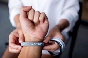 
                    В Гонконге для ковидных больных ввели систему использования электронных браслетов
                