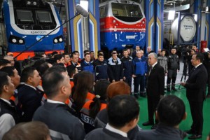 
                    Президент ознакомился с работой завода по производству электровозов
                
