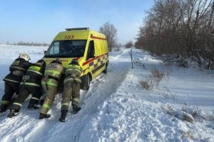 Машину скорой помощи вызволили из снежного заноса спасатели Карагандинской области