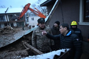
                    Ерболат Досаев прибыл на место схода оплывины
                