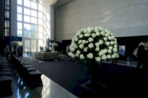 
                    Траурный зал для прощания с Юрием Шатуновым украсили белыми розами
                