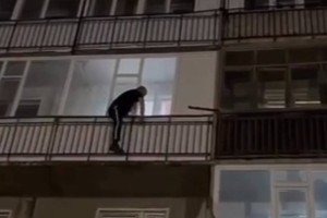 
                    В Семее полицейские спасли малыша из запертой квартиры
                