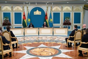 Токаев и Умару Сисоку Эмбало провели брифинг для представителей СМИ