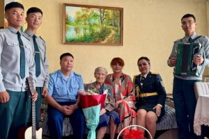 
                    В Алматы военнослужащие поздравили ветерана войны с вековым юбилеем
                