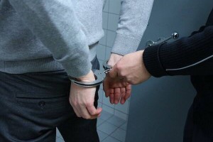 Порвал бушлат и ударил: пьяный акмолинец оказал сопротивление полицейским