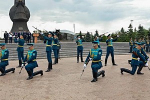 Более трехсот выпускников военных кафедр вузов Астаны присягнули на верность Родине