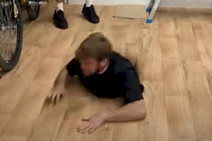 Видео с танцором, провалившимся сквозь пол, насмешило и озадачило зрителей