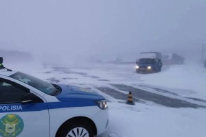 
                    Инкассаторская машина попала в снежный плен в Акмолинской области
                