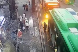 
                    «Работа» карманника попала на камеры в Алматы
                