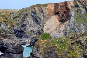 
                    Человеческое лицо проступило на скале после оползня
                