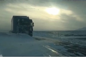 
                    На заметенной трассе Ушарал – Достык идут поиски владельцев оставшихся грузовиков
                