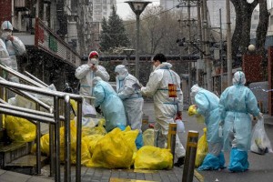 Жители закрытого на карантин Шанхая жалуются на нехватку еды и медикаментов