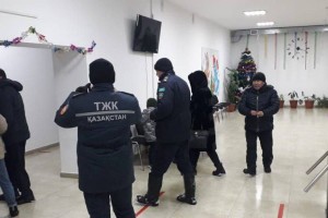 
                    65 иностранцев спасли ночью на закрытой трассе акмолинские полицейские
                