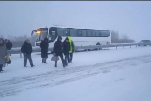 
                    16 россиян эвакуированы из сломавшегося на трассе автобуса в Акмолинской области
                