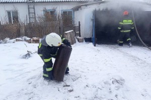 
                    Вынесли из горящего гаража газовый баллон пожарные Павлодарской области
                
