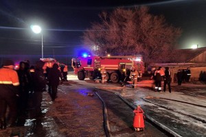 
                    Пожарные и полицейские предотвратили взрыв цистерны с бензином в области Абай
                
