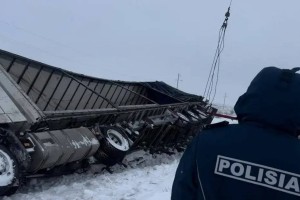 
                    Водитель не подчинился полицейским и выехал на закрытую трассу в области Абай
                
