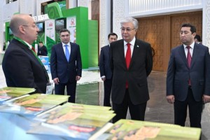 
                    Президент осмотрел выставку сельхозтоваропроизводителей
                