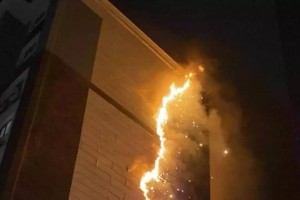 
                    Жилой комплекс загорелся в новогоднюю ночь в Атырау
                