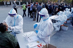 
                    Китай борется с самой серьезной вспышкой COVID-19 за два года
                