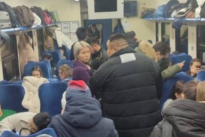
                    КТЖ вывозит на поездах людей, застрявших на заметенных трассах
                