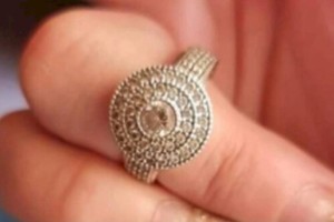 
                    Невеста хотела похвастать кольцом в соцсетях, но подверглась неожиданной критике
                