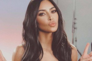 
                    Ким Кардашьян в костюме из скотча рассмешила пользователей сети
                