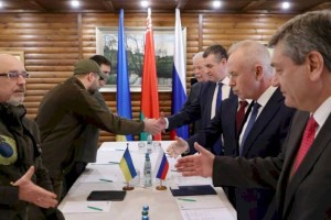 
                    Киев и Москва договорились продолжить переговоры
                