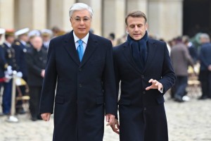 
                    Макрон встретил Токаева под фанфары военного оркестра 
                
