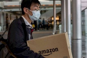 Amazon будет оплачивать больничные только вакцинированным от COVID сотрудникам